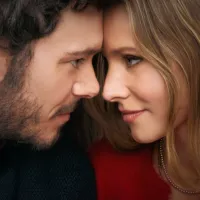 Reparto de &#039;Nadie quiere esto&#039;: ¿Quién es quién en la película de Netflix con Kristen Bell y Adam Brody?