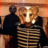 ¿Quién es el León de ‘LOS 50’ de Telemundo? El conductor que estaría detrás de la máscara