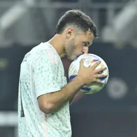 El feo gesto de Jiménez tras el mal cobro de Santiago Giménez en el empate de México