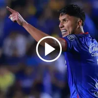 Salcedo y el festejo en el gol que nadie vio: un hincha más de Cruz Azul con el banderín de tiro de esquina