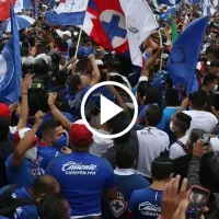 ¡Inigualable! La caravana que formó la afición de Cruz Azul llegando al estadio para jugar vs América