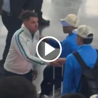 El gesto de Larcamón con Giakoumakis y Toro en pleno aeropuerto