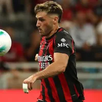 Santiago Giménez lesionó a un compañero y los fanáticos de Milan no lo perdonaron