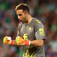 Claudio Bravo brilla y clasifica a la UEL con Betis