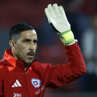 Claudio Bravo llama a la calma tras su lesión en el triunfo de Chile vs Paraguay