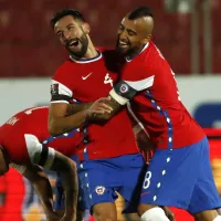 Arturo Vidal la tira al córner ante posible llegada de Mauricio Isla a Colo Colo