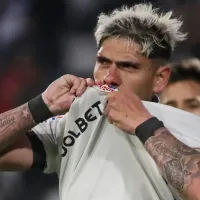 Con besos a la insignia: La colocolina celebración de Carlos Palacios tras anotar un gol