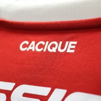 Fotos: Nueva camiseta roja de Colo Colo ya luce en la tienda oficial del Estadio Monumental