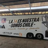 “La 34 es nuestra”: El especial bus que traslada al plantel de Colo Colo campeón