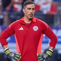 Cooperativa informa que Claudio Bravo quiere jugar en Colo Colo para el centenario en 2025