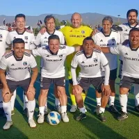 Es una leyenda alba, tiene 71 años y sigue jugando en Colo Colo de Todos los Tiempos