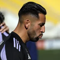 Mauricio Isla llega al Monumental y entrena diferenciado a sus compañeros en Colo Colo