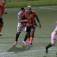 Futbolista de Alianza propina mordida a uno de Águila en el futbol de El Salvador (VIDEO)