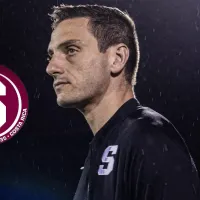Acorralado: Sergio Gila recibe una visita muy pesada en Saprissa