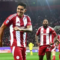 Luis Palma humilla al mexicano Orbelín Pineda en el Derby entre Olympiacos y AEK Atenas