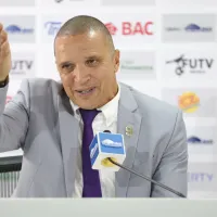 Lo limpiaron de Saprissa y Erick Lonnis no se calló nada al revelar el gran problema de una leyenda morada: “Estaba complicado”