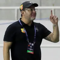 Jafet Soto avanza para cerrar a un futbolista de La Sele