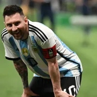 ¡Ni en las mejores telenovelas! Aficionado se encontró con Messi y le robó un beso [VIDEO]