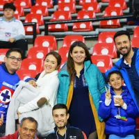 Afición de Cruz Azul 'RECIBE' con insultos a los de Pumas