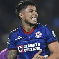 ¡No los olvida! El inesperado mensaje de Carlos Salcedo durante el Cruz Azul vs Rayados