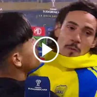 Video: un hincha de Boca besó a Edinson Cavani en plena nota y su reacción se volvió viral