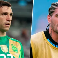 La cábala del Dibu Martínez y Rodrigo De Paul durante el himno en Argentina vs. Colombia