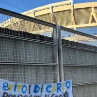 Escándalo en River: apareció una bandera con los colores de Boca en el Monumental