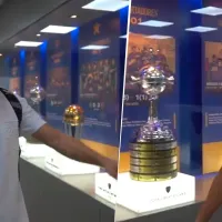 Ander Herrera pasó por la vitrina de Boca y se frenó ante un trofeo: "Este es mi primer recuerdo"