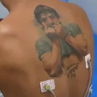 Lo lleva en la piel: quién es la figura de Boca que tiene un tatuaje gigante de Diego Maradona