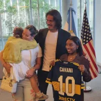 Tras confirmarse su lesión, Cavani apareció junto a Simone Biles y le regaló una camiseta de Boca