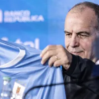 Bielsa se enamora de Uruguay por un viaje en micro