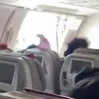 VIDEO: Pasajero abre el avión en pleno vuelo pero logran aterrizar