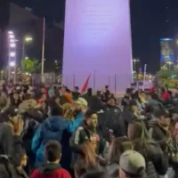 Hinchas albos repletan el Obelisco previo al duelo contra Boca