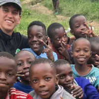 El lindo gesto de Igor Lichnovsky con los niños en África