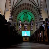 Realizan misa religiosa con ChatGPT y asisten más de 300 personas