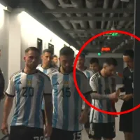 Locura: Árbitro de Argentina vs Australia le pide un autógrafo a Messi