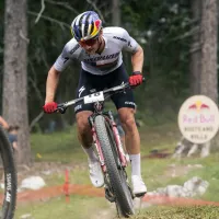 Martín Vidaurre corre en la Copa del Mundo UCI XCO en Austria