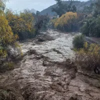 ¿En qué lugares se evacuó a la población por riesgo de aluvión?