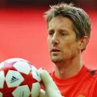 La leyenda en el arco Van der Sar sufre hemorragia cerebral