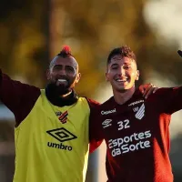 Vidal feliz junto a Luciano Arriagada en Paranaense: 'Con mi niño'