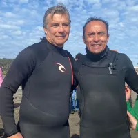 Mayne-Nicholls y Pizarro desafían las olas en Pichilemu