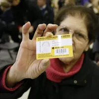 Paga menos en el metro o micro con la Tarjeta Adulto Mayor