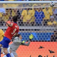 Mauricio Pinilla se enoja con el palo en comercial de Santiago 2023