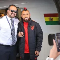 Vidal recibe el cariño de los hinchas en Bolivia