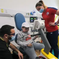 Figuras de Santiago 2023 visitan niños en Hospital Roberto del Río