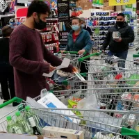 ¿Abren los supermercados este lunes previo al feriado del 15 de agosto?