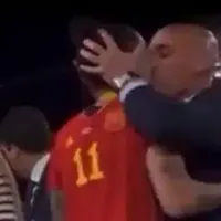 Polémica en España por beso entre Presidente de la Federación y jugadora