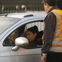 ¿Quiénes deben grabar la patente en vidrios y espejos de su auto?