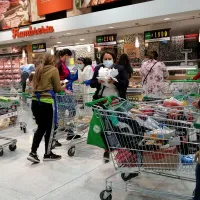 ¿Cuál es el horario de los supermercados para este viernes?