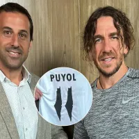 Palestino regalonea a Carles Puyol durante su visita a Chile